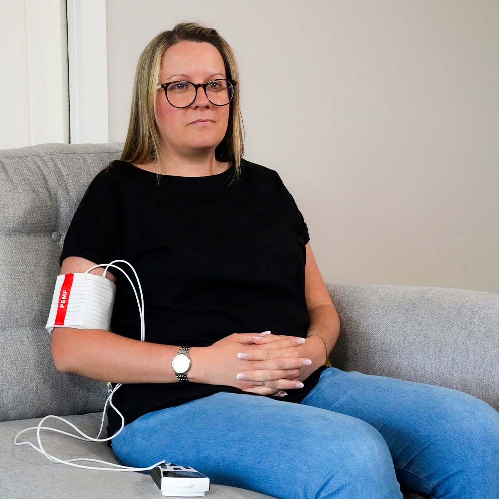 FlexPulse applied to arm on sofa