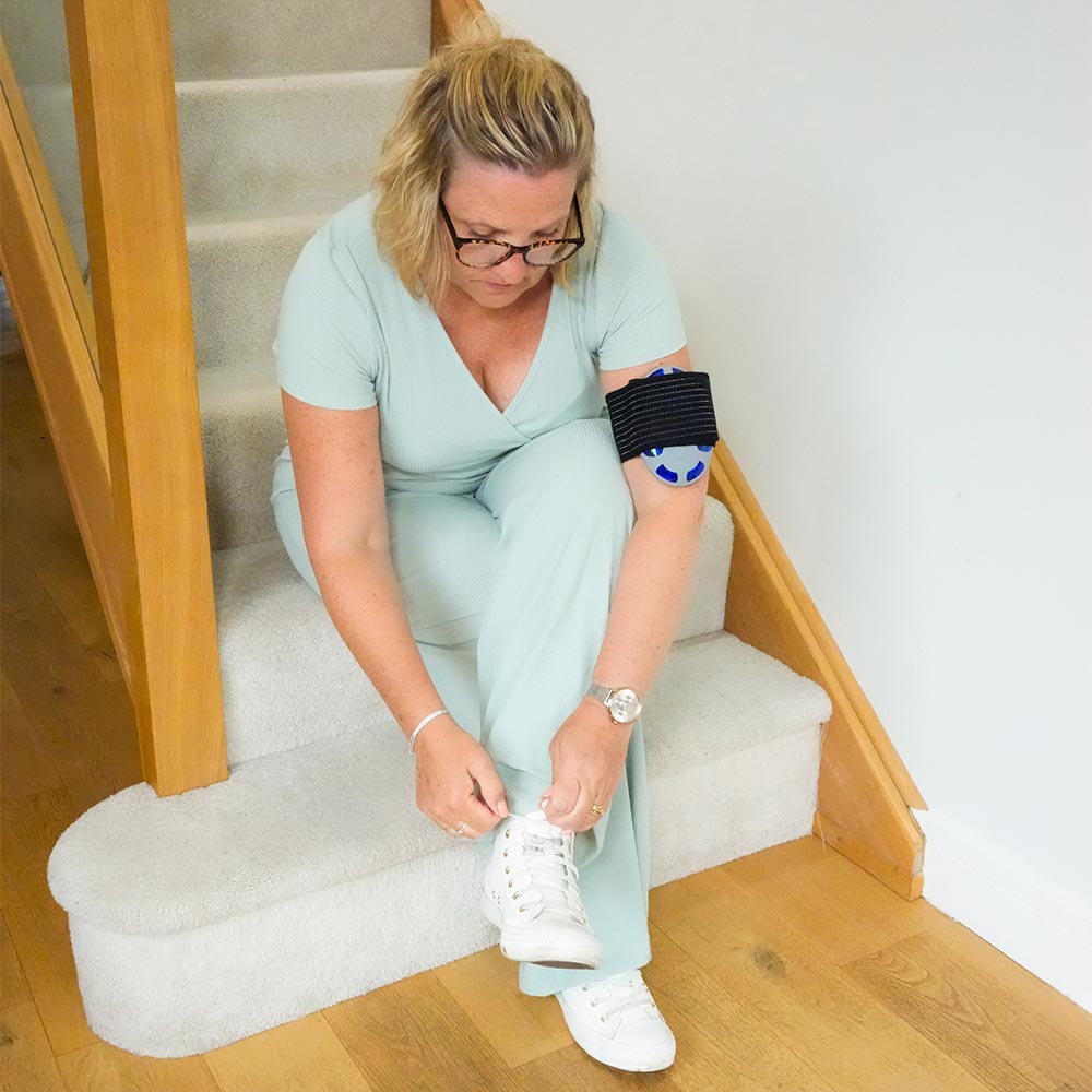 OSKA Pulse applied to arm while tying shoe